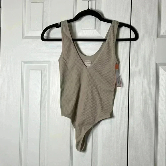 Colsie Women's Seamless Ribbed Bodysuit - Picture 8 of 10